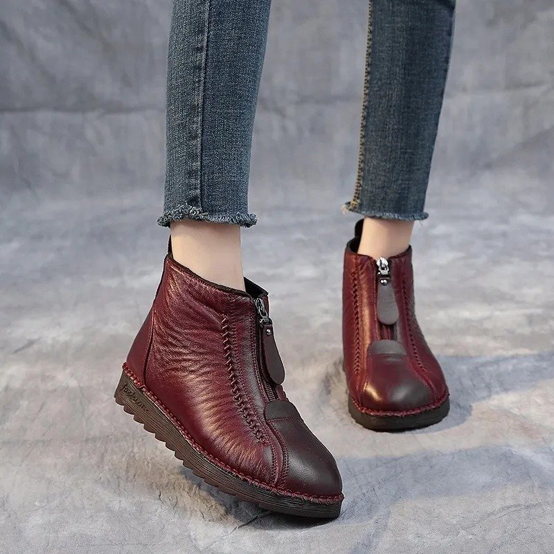 Non-slip ankle boots in faux leather: elegance and safety for everyday use 